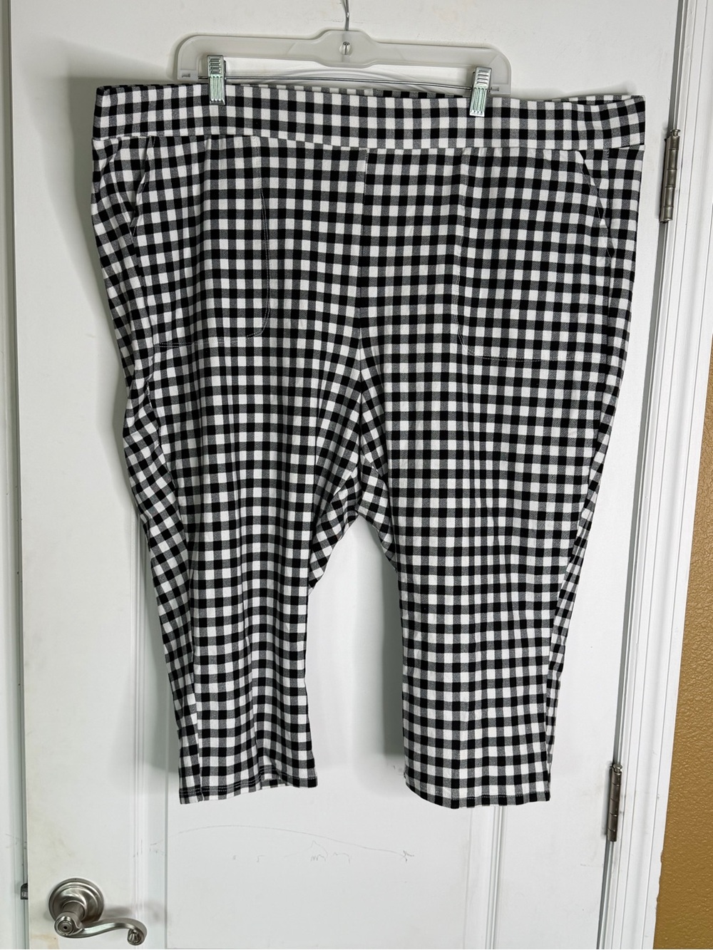 Torrid  Black & White Gingham Cotton Blend Gingham Pull On Capris. Size 5